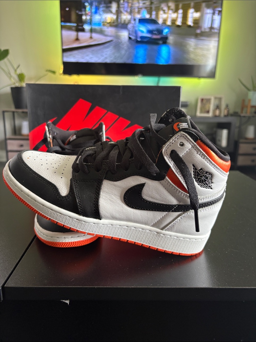 Air Jordan 1 Retro High OG Electro Orange.